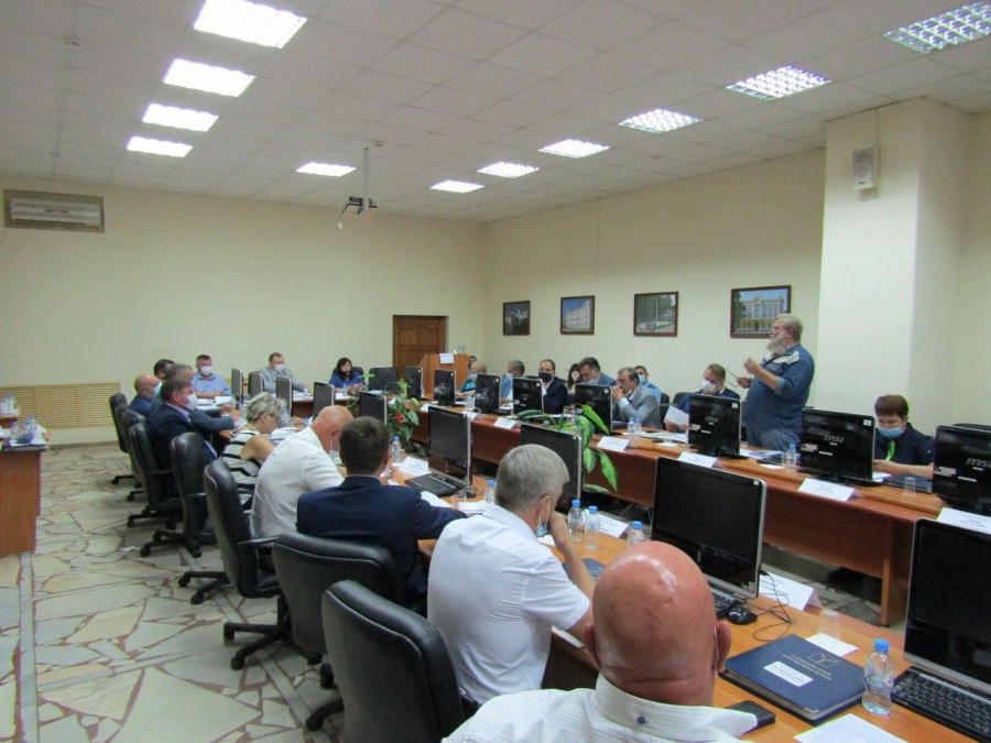 На заседании гордумы пожаловались на бедную промышленность и «фермеров на «Ролс-Ройсах»