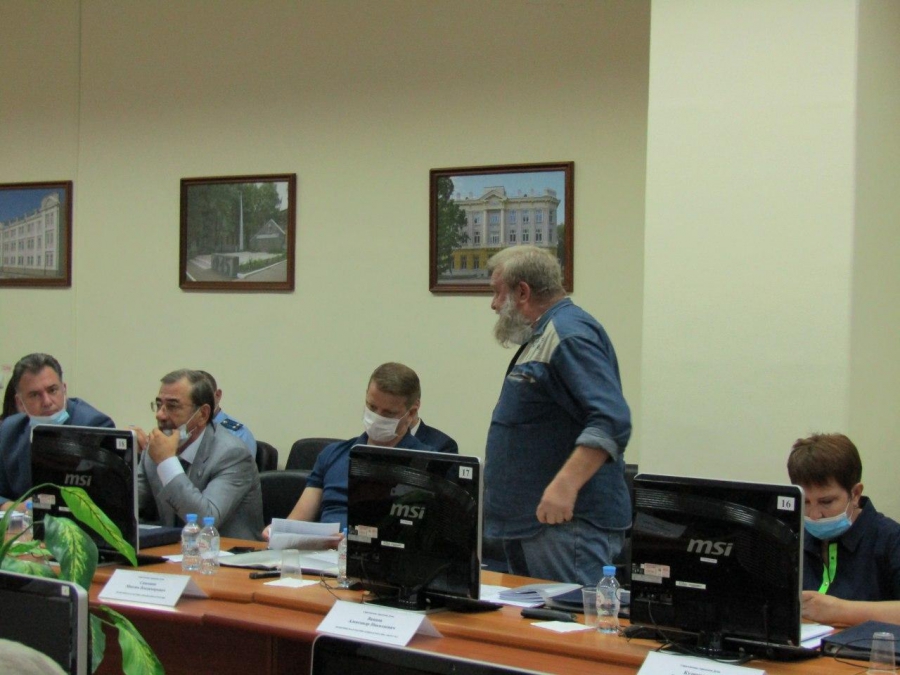 На заседании гордумы пожаловались на бедную промышленность и «фермеров на «Ролс-Ройсах»