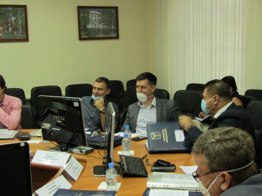 На заседании гордумы пожаловались на бедную промышленность и «фермеров на «Ролс-Ройсах»