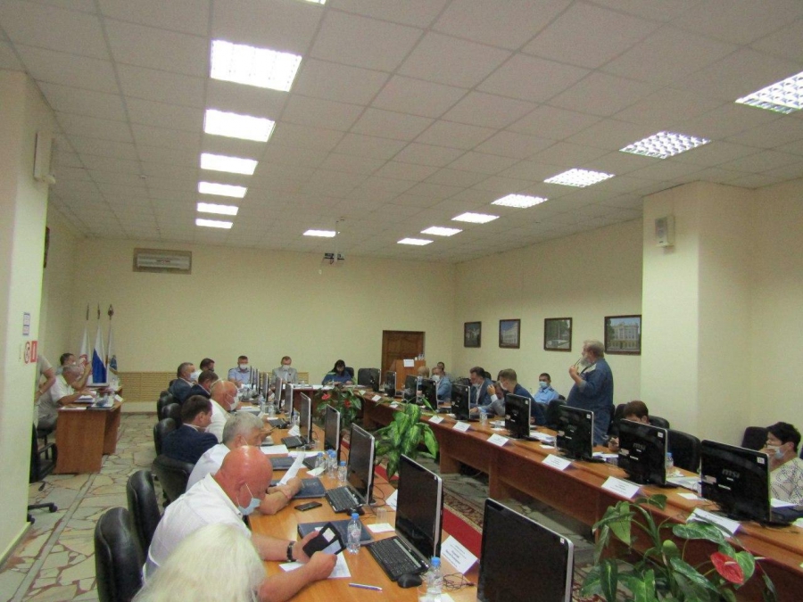 На заседании гордумы пожаловались на бедную промышленность и «фермеров на «Ролс-Ройсах»