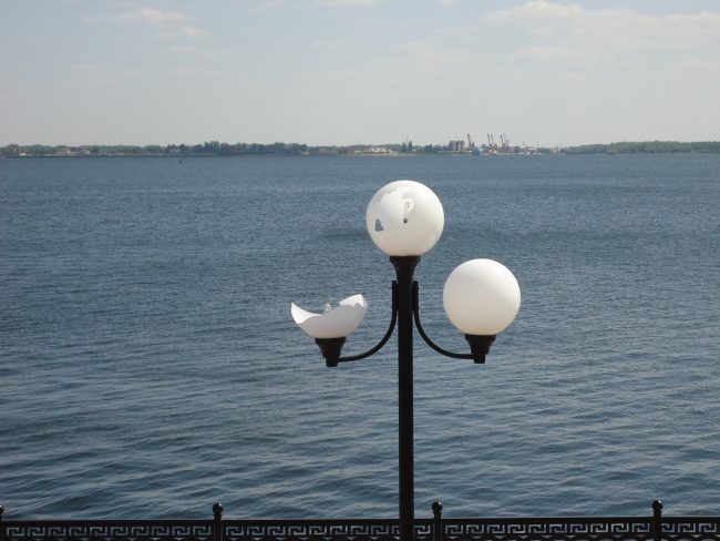 Неизвестные разбили фонари на новой набережной