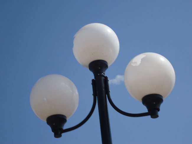 Неизвестные разбили фонари на новой набережной