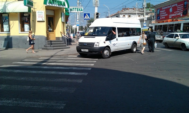 Остановка маршруток и троллейбусов блокирует пешеходный переход