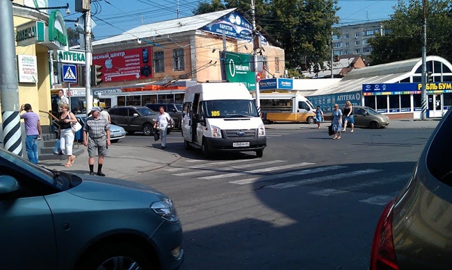 Остановка маршруток и троллейбусов блокирует пешеходный переход