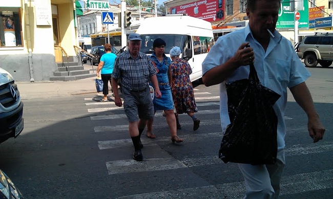 Остановка маршруток и троллейбусов блокирует пешеходный переход