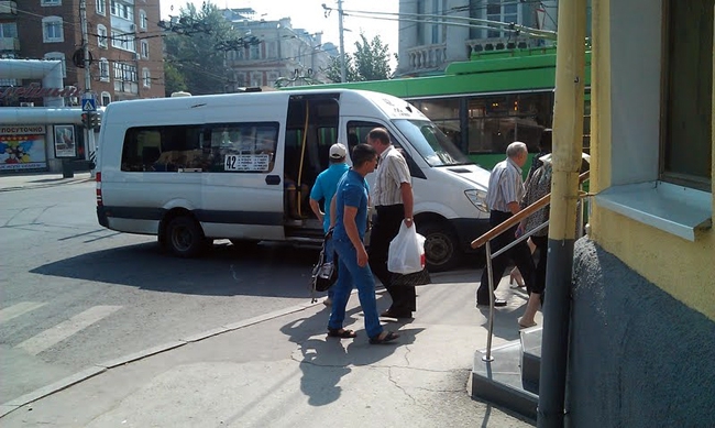 Остановка маршруток и троллейбусов блокирует пешеходный переход