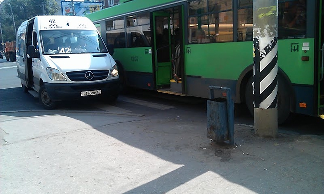 Остановка маршруток и троллейбусов блокирует пешеходный переход