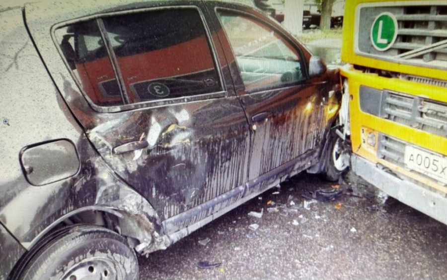 В Балакове автоцистерна искорежила «Рено» нарушительницы