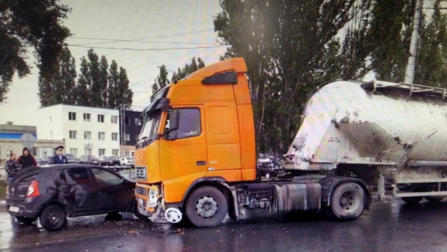 В Балакове автоцистерна искорежила «Рено» нарушительницы