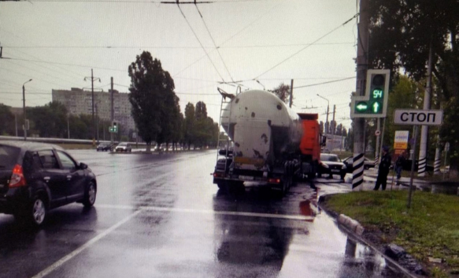В Балакове автоцистерна искорежила «Рено» нарушительницы
