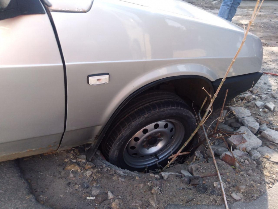 В Саратове водитель «уронил» машину в открытый люк