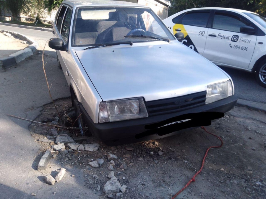 В Саратове водитель «уронил» машину в открытый люк