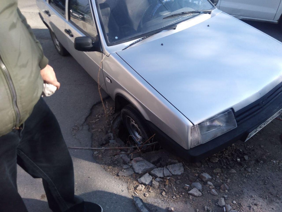 В Саратове водитель «уронил» машину в открытый люк