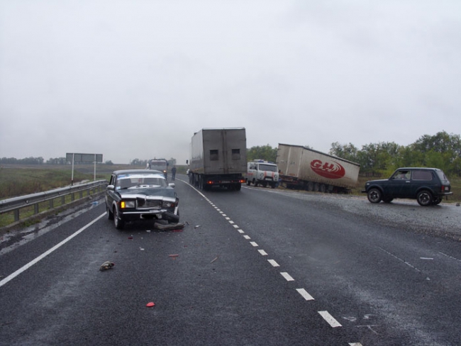 В тройном ДТП погибли два человека