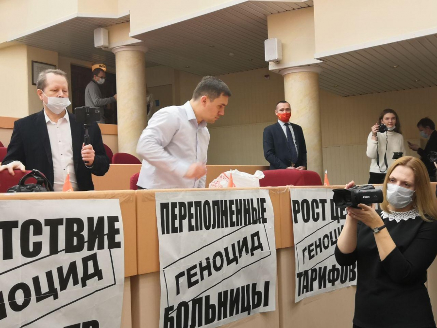 Коммунисты устроили потасовку с охранниками Саратовской областной думы