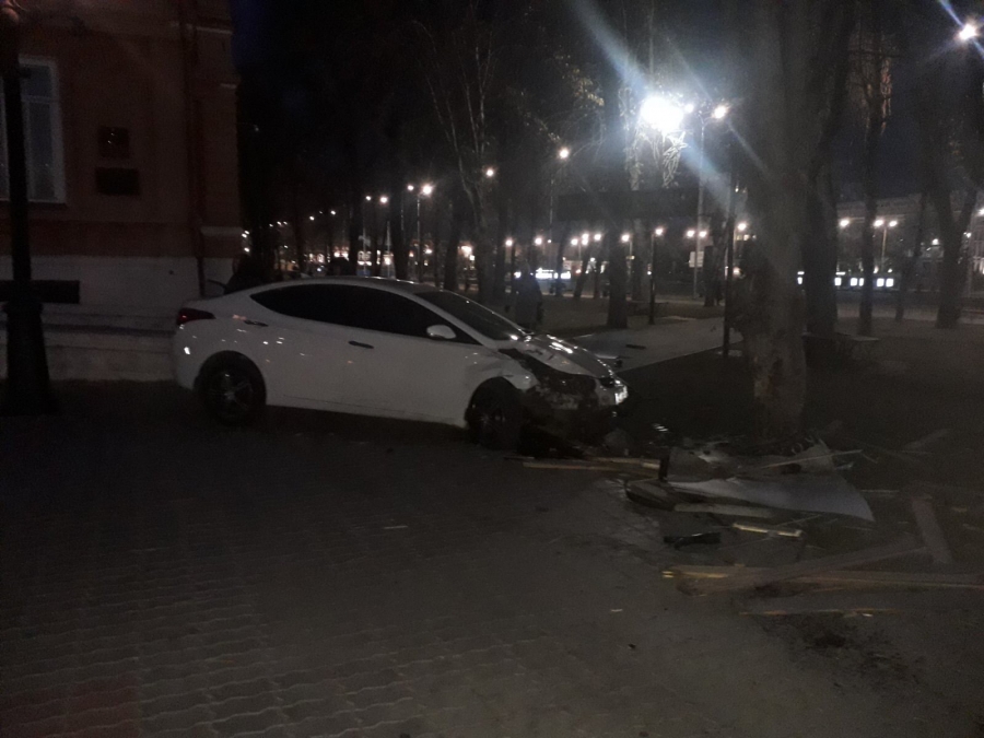 В Саратове иномарка едва не протаранила музей Радищева