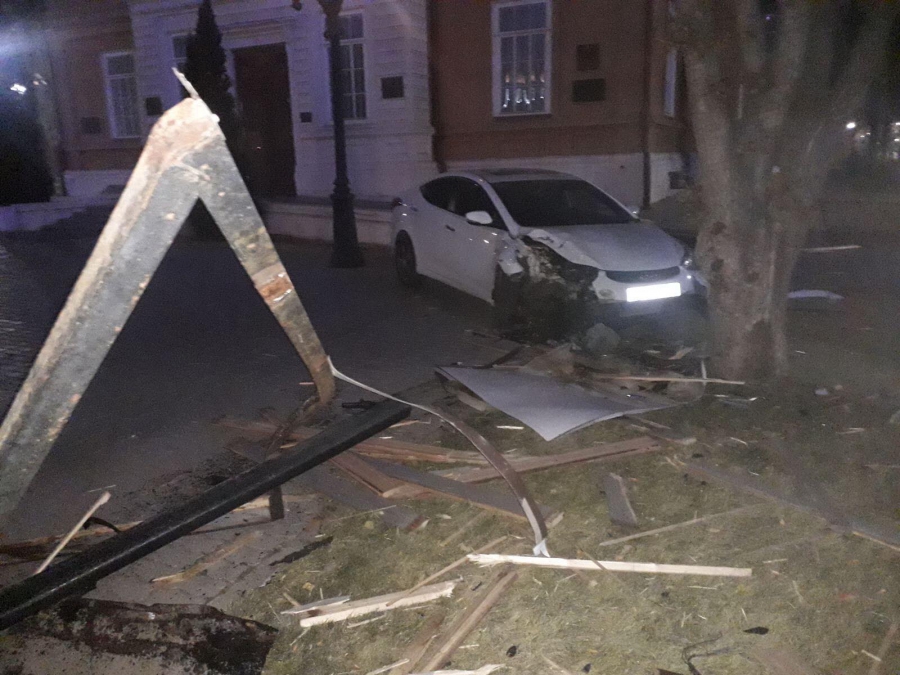 В Саратове иномарка едва не протаранила музей Радищева