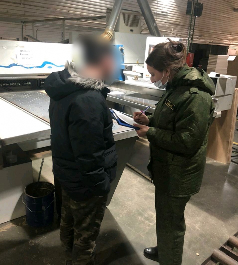 Под Саратовом работник мебельного цеха случайно отпилил себе кисть руки