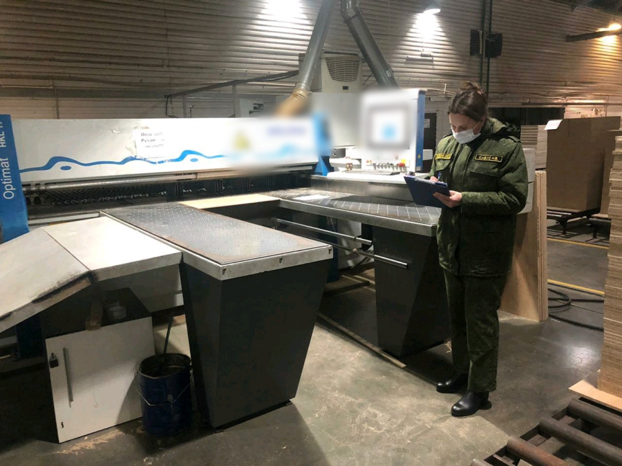 Под Саратовом работник мебельного цеха случайно отпилил себе кисть руки