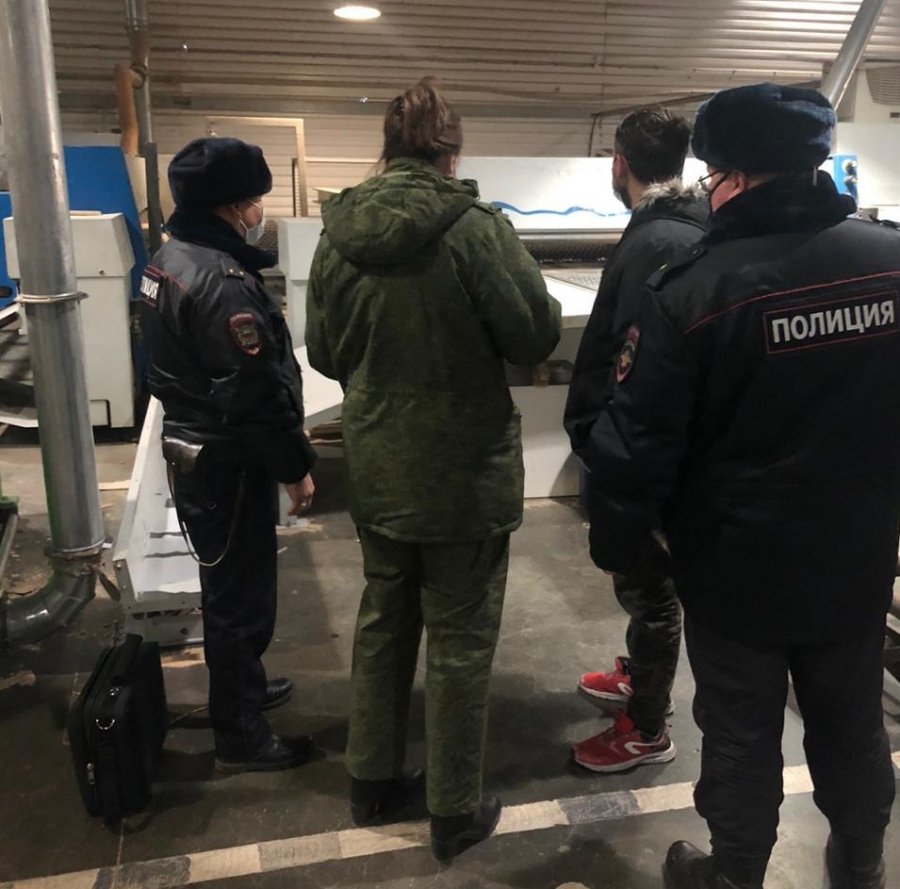 Под Саратовом работник мебельного цеха случайно отпилил себе кисть руки