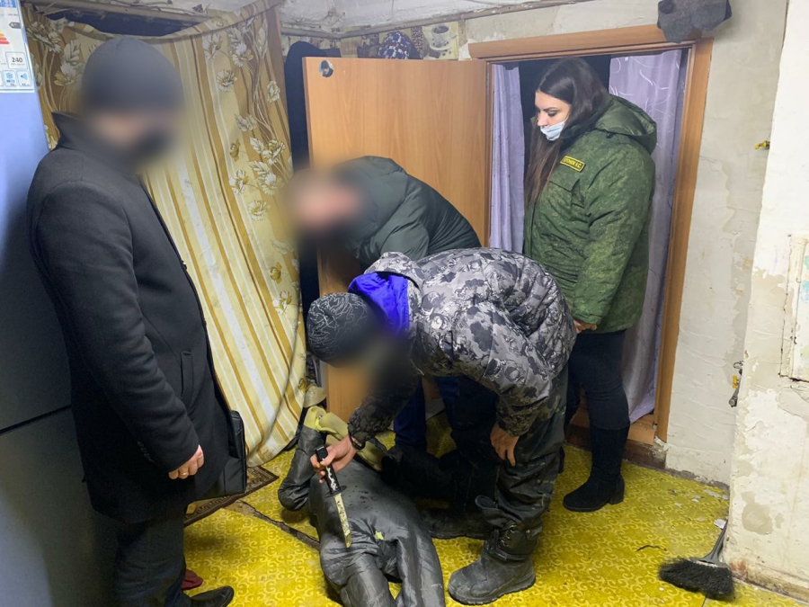 Житель Вольска и его экс-жена убили гостя за плевки на пол в кухне