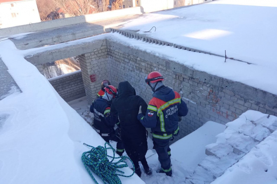 В Саратове с крыши долгостроя спасатели сняли девушку