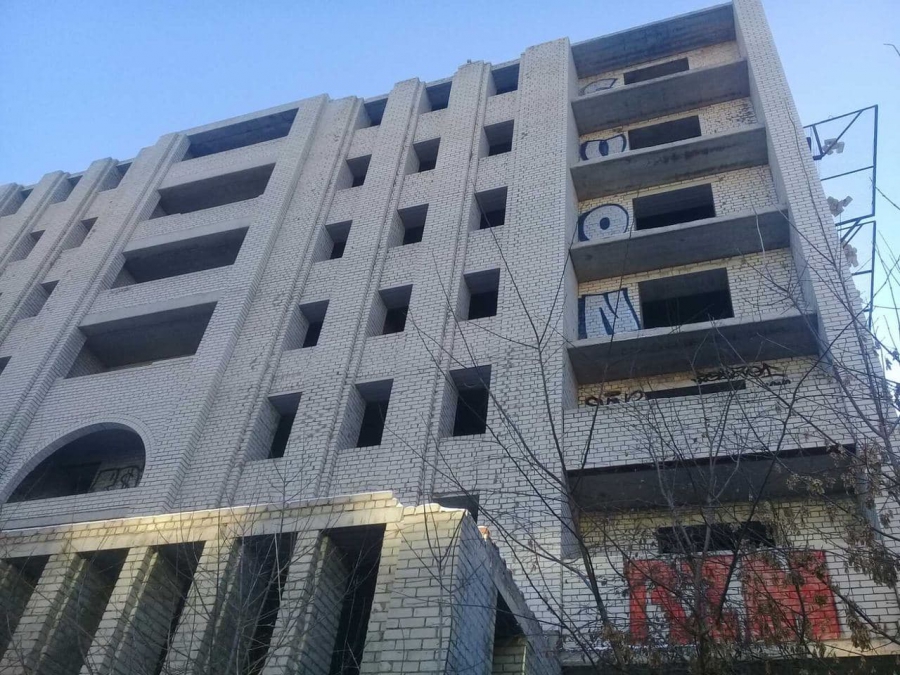 В Саратове с крыши долгостроя спасатели сняли девушку