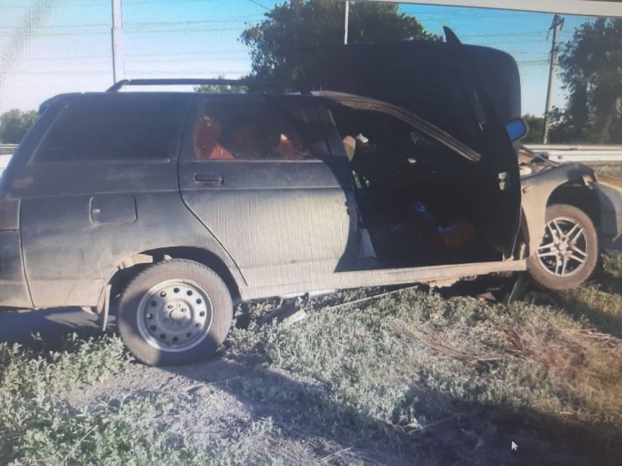 В Балакове «Ладу» насадило на отбойник