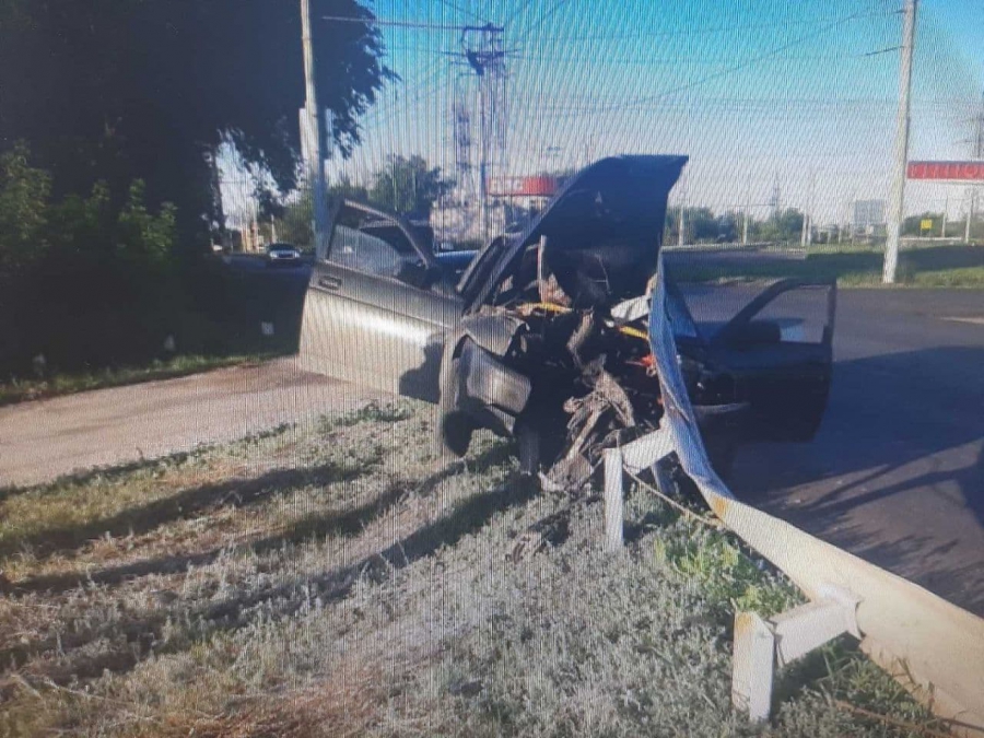 В Балакове «Ладу» насадило на отбойник