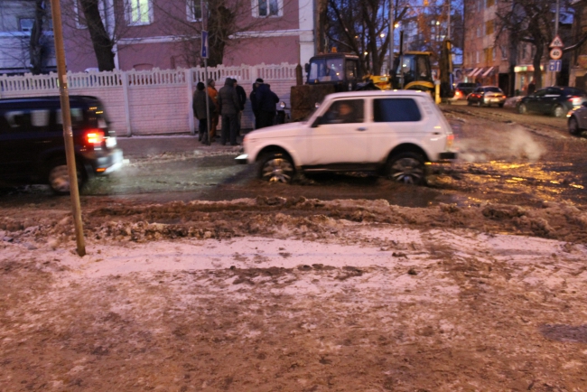 Коммунальная авария затопила улицу Первомайскую в Саратове