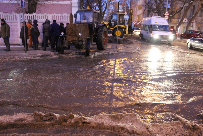 Коммунальная авария затопила улицу Первомайскую в Саратове