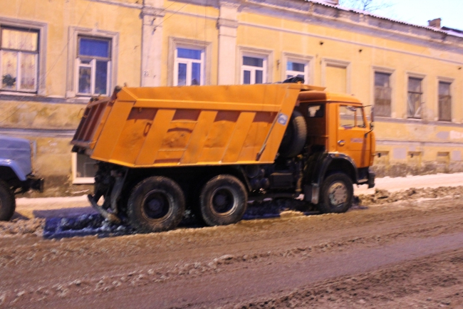 Коммунальная авария затопила улицу Первомайскую в Саратове