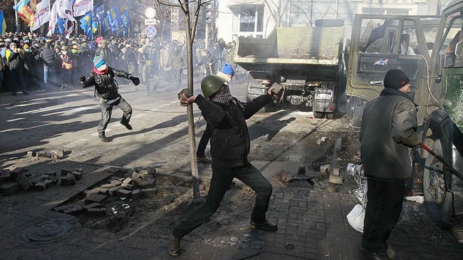 Протест в Украине. Митингующие избивают прессу и берут в плен милицию