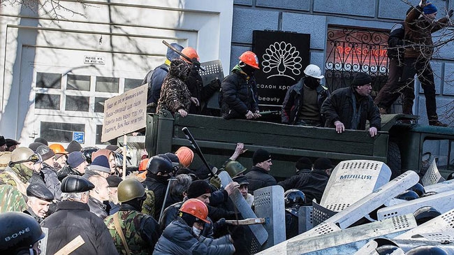 Протест в Украине. Митингующие избивают прессу и берут в плен милицию