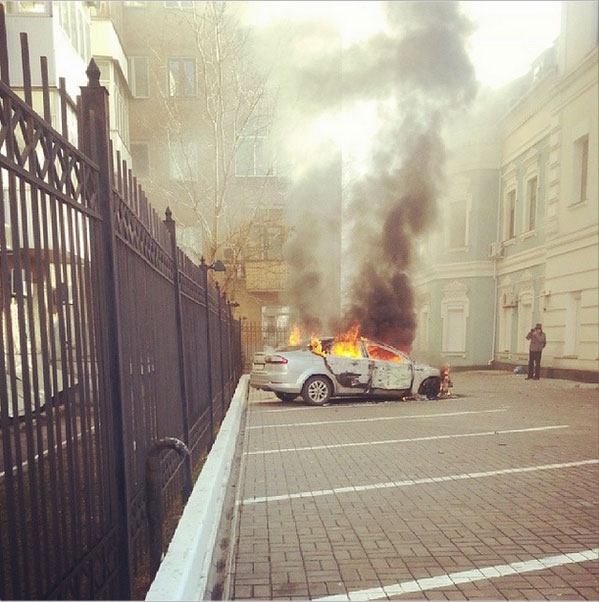 Протест в Украине. Митингующие избивают прессу и берут в плен милицию