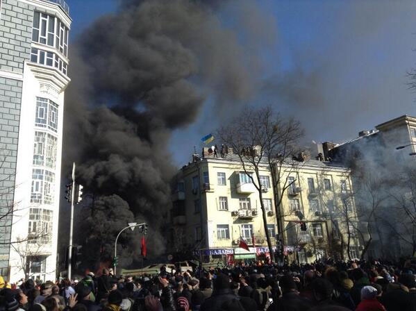 Протест в Украине. Митингующие избивают прессу и берут в плен милицию