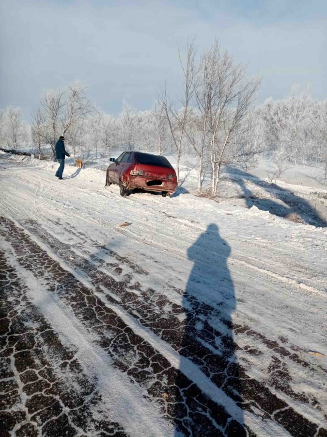 Под Пугачевом легковушка протаранила стоящий «ВАЗ». Пострадала женщина