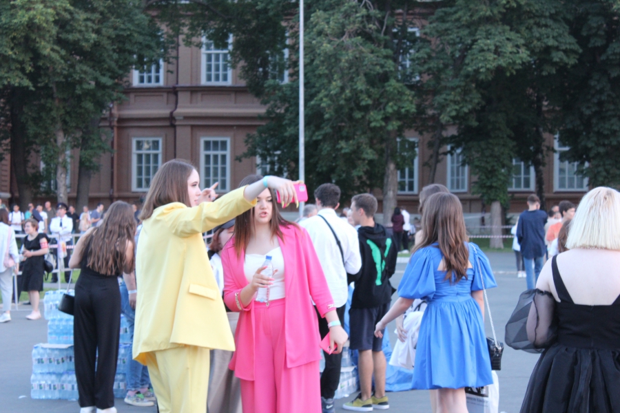 В Саратове 6,5 тысяч выпускников собрались на «Розу ветров»