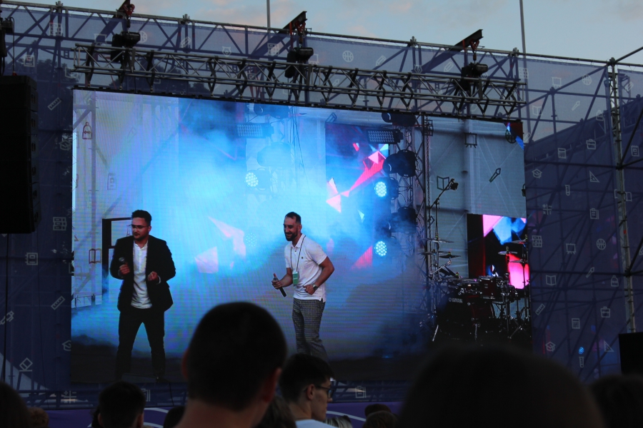 В Саратове 6,5 тысяч выпускников собрались на «Розу ветров»