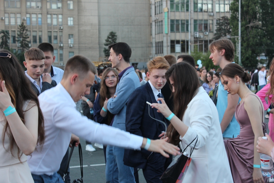 В Саратове 6,5 тысяч выпускников собрались на «Розу ветров»