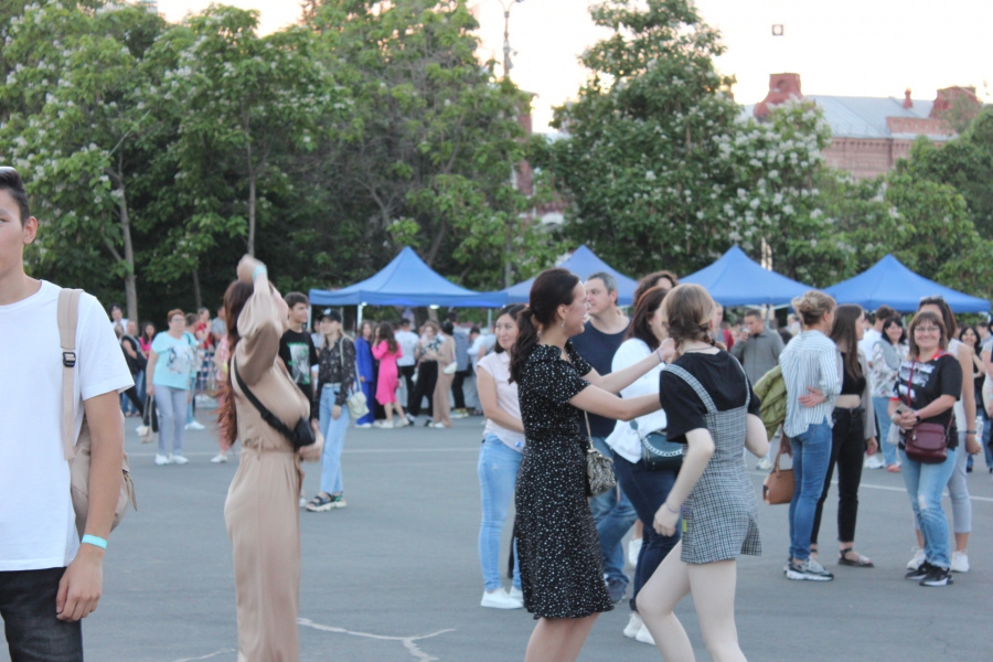 В Саратове 6,5 тысяч выпускников собрались на «Розу ветров»