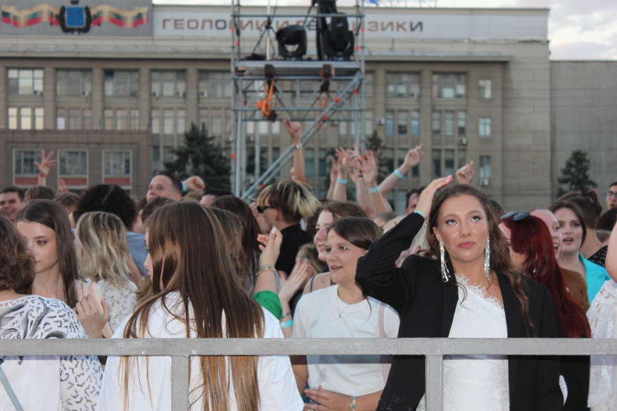 В Саратове 6,5 тысяч выпускников собрались на «Розу ветров»