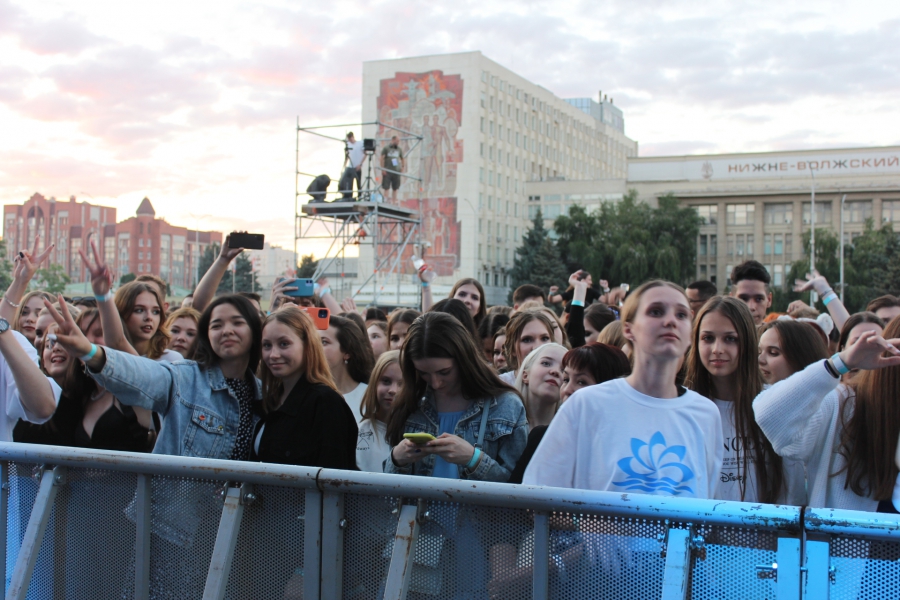 В Саратове 6,5 тысяч выпускников собрались на «Розу ветров»