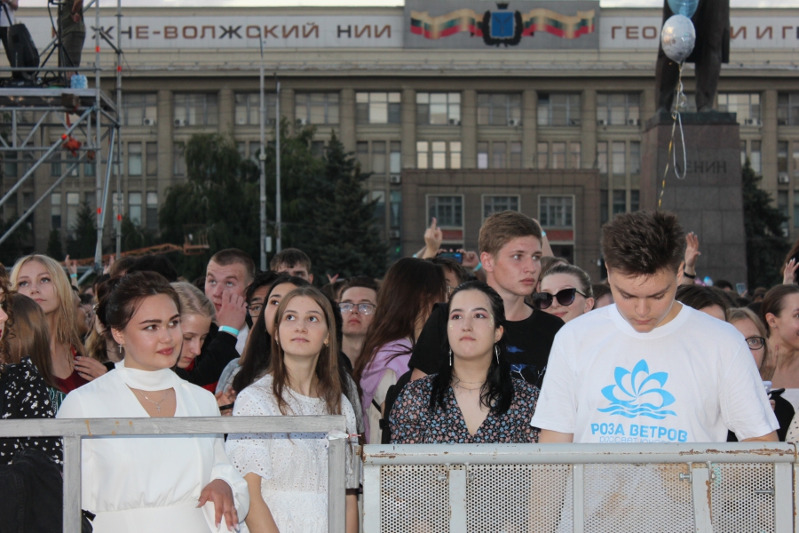 В Саратове 6,5 тысяч выпускников собрались на «Розу ветров»