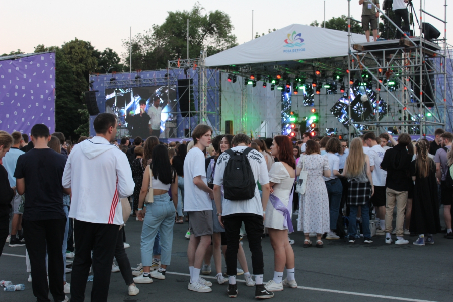 В Саратове 6,5 тысяч выпускников собрались на «Розу ветров»