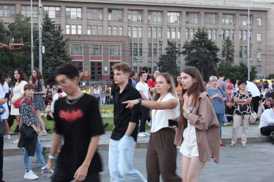 В Саратове 6,5 тысяч выпускников собрались на «Розу ветров»