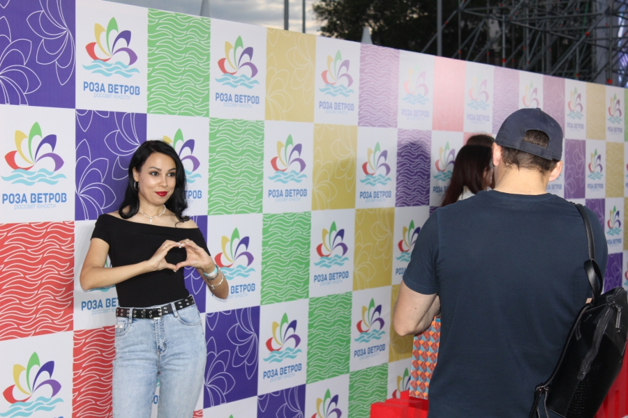 В Саратове 6,5 тысяч выпускников собрались на «Розу ветров»