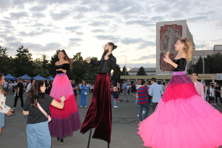 В Саратове 6,5 тысяч выпускников собрались на «Розу ветров»