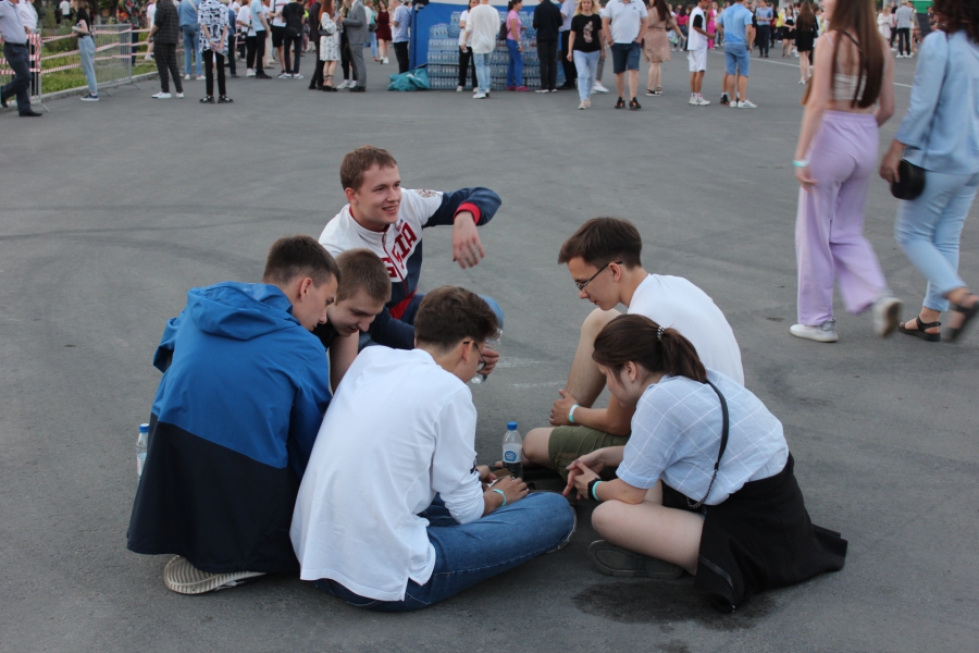 В Саратове 6,5 тысяч выпускников собрались на «Розу ветров»