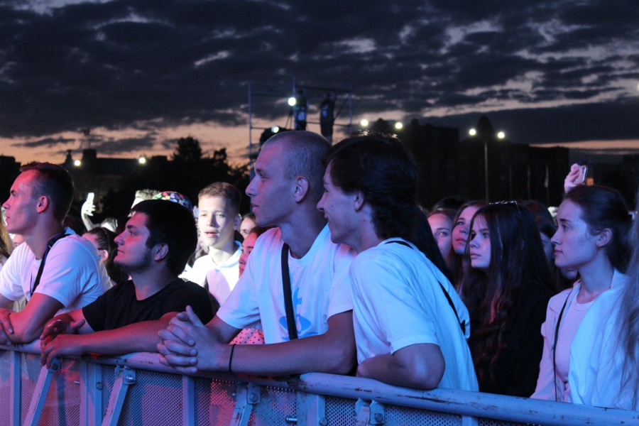 Над Саратовом прогремел салют для тысяч выпускников